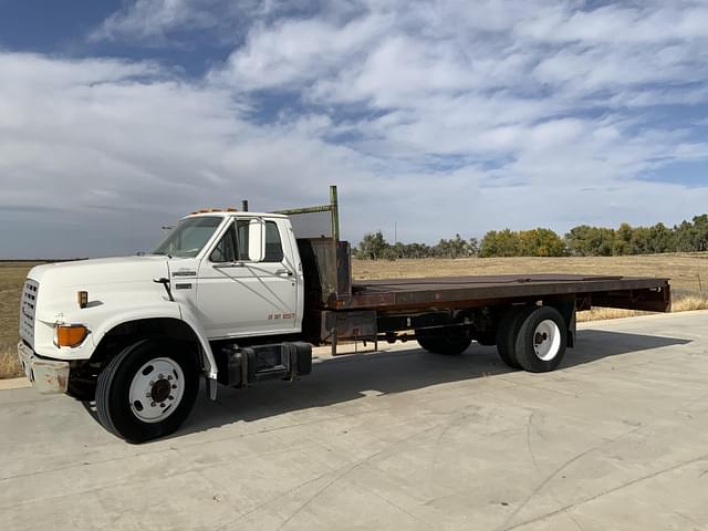 Image of Ford F-700 equipment image 2