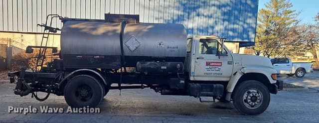 Image of Ford F-800 equipment image 3