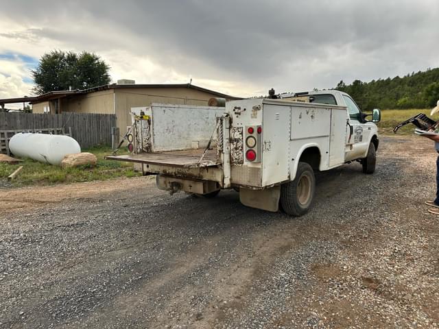 Image of Ford F-350 equipment image 2
