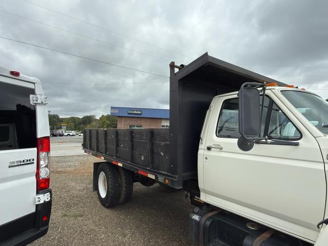 Image of Ford F-700 equipment image 3