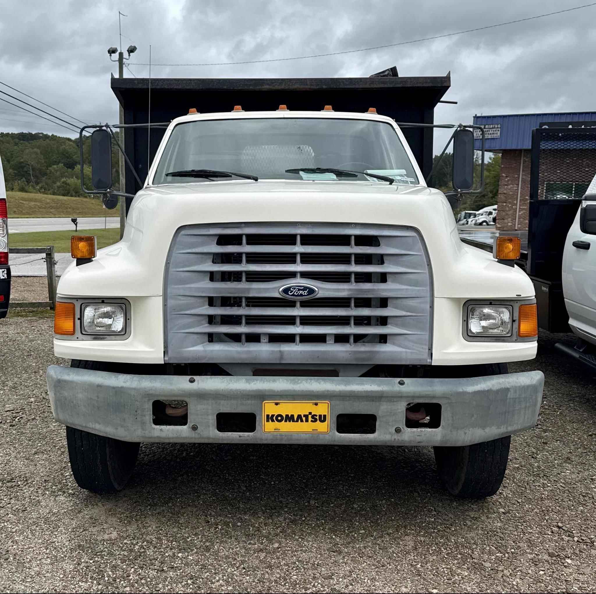 1998 Ford F-700 Equipment Image0