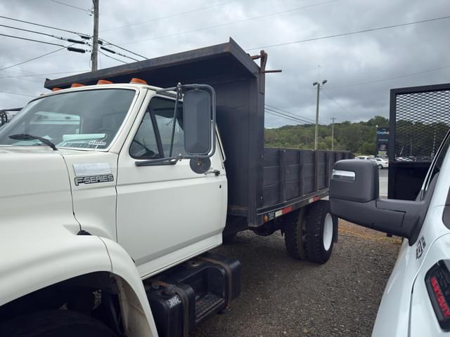 Image of Ford F-700 equipment image 1