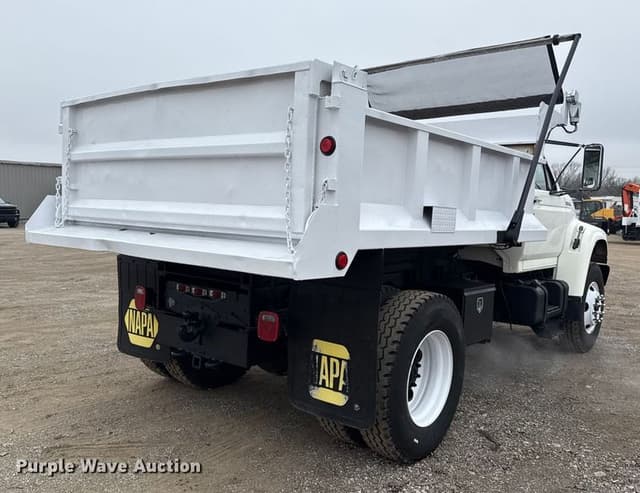 Image of Ford F-700 equipment image 4