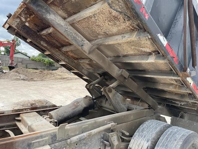 Image of Ford F700 equipment image 3