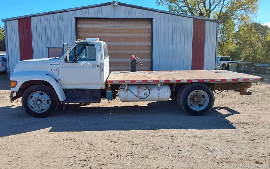 Image of Ford F-700 Primary Image