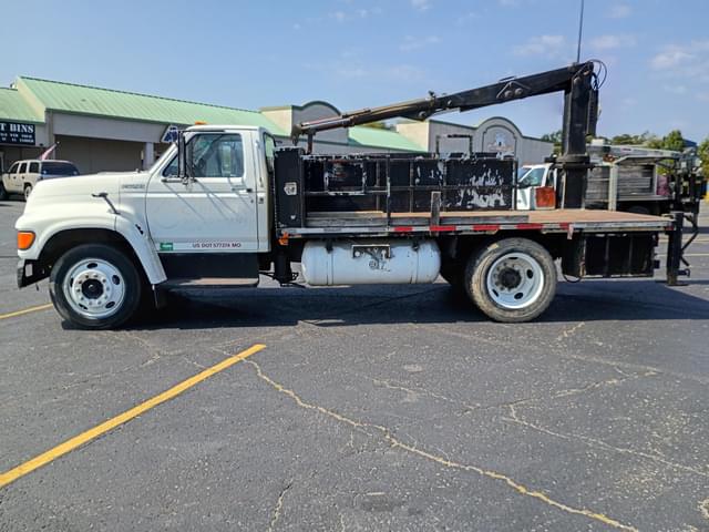 Image of Ford F-700 equipment image 3