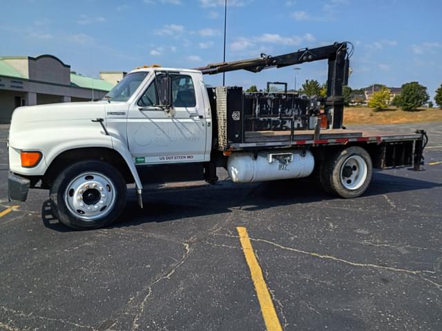 Image of Ford F-700 equipment image 2