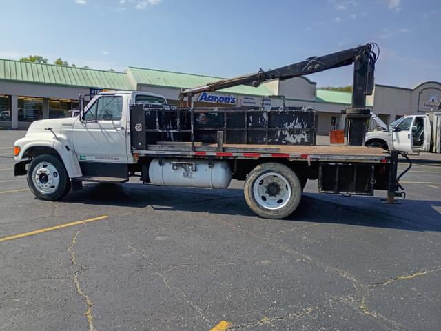 Image of Ford F-700 equipment image 4