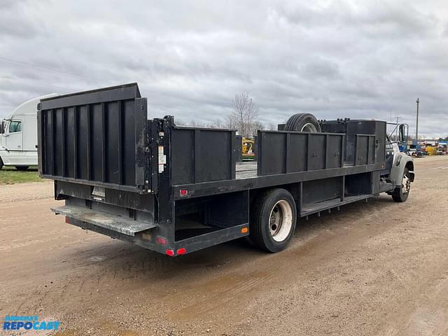 Image of Ford F-700 equipment image 4