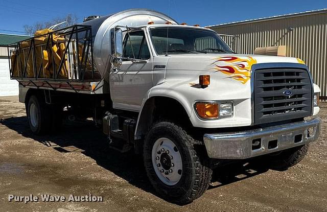 Image of Ford F700 equipment image 2