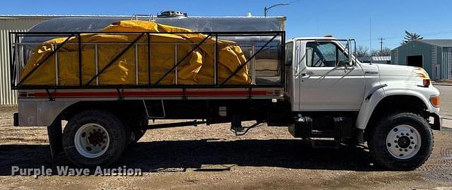 Image of Ford F700 equipment image 3