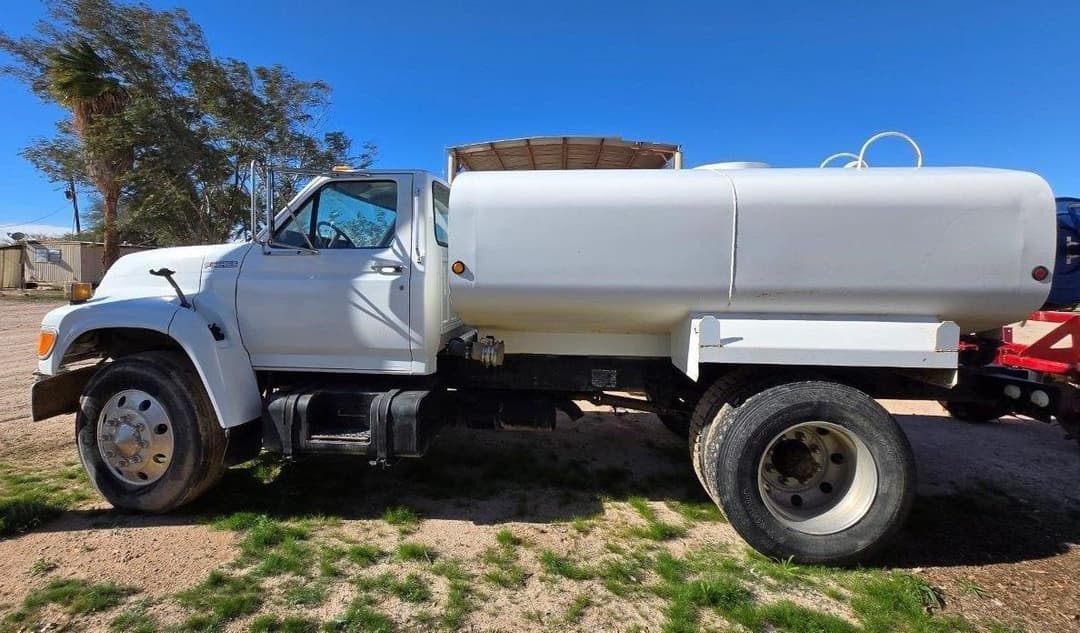 Image of Ford F-800 Primary image