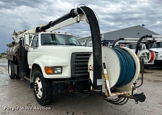 Image of Ford F-800 equipment image 2