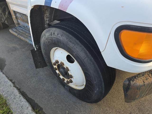 Image of Ford F-800 equipment image 2