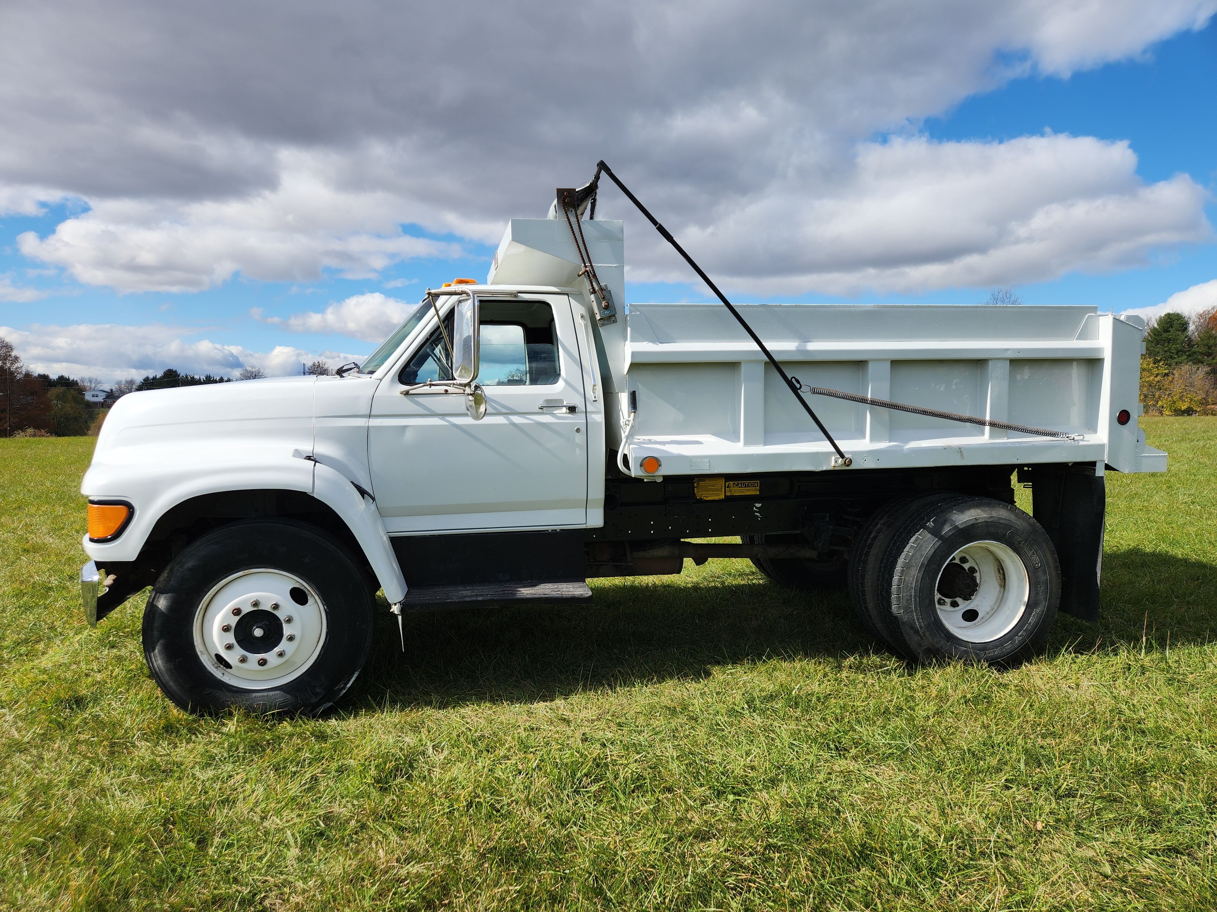 1998 Ford F-800 Equipment Image0