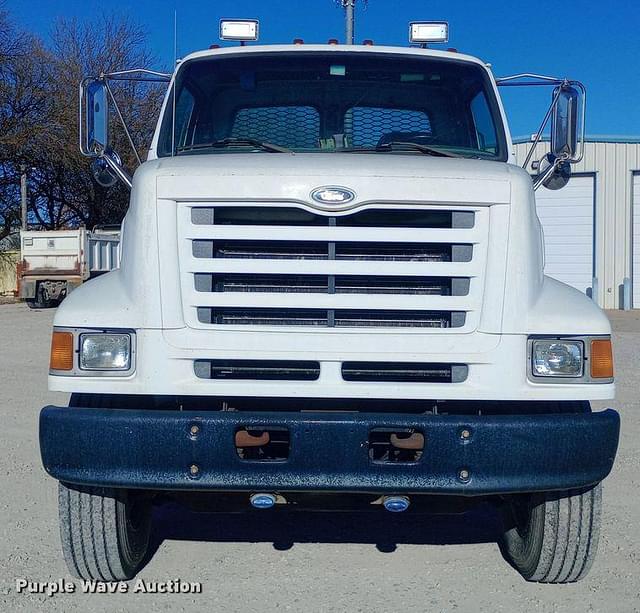 Image of Ford L8000 equipment image 1