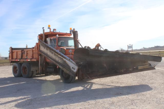 Image of Ford L8000 equipment image 3