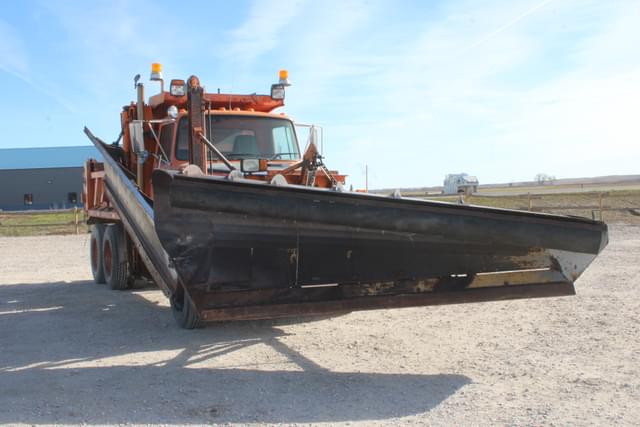 Image of Ford L8000 equipment image 2