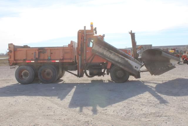 Image of Ford L8000 equipment image 4