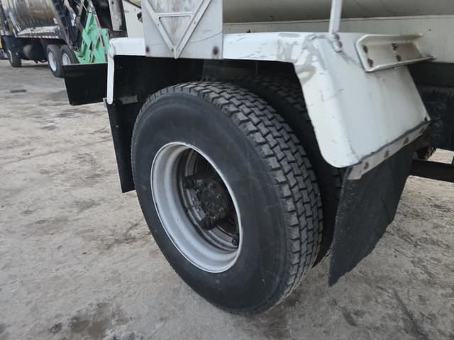 Image of Ford L8513 equipment image 4