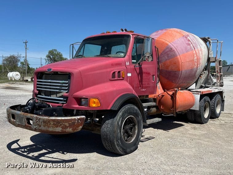 1998 Ford LT8513 Equipment Image0