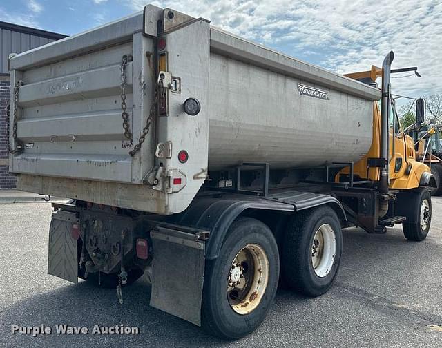 Image of Ford LT9000 equipment image 4