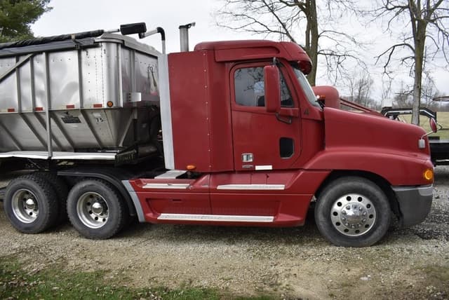 Image of Freightliner Century Class equipment image 1