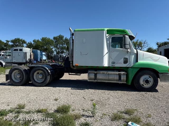 Image of Freightliner Columbia equipment image 3