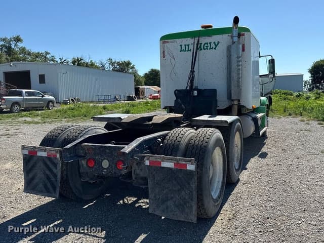 Image of Freightliner Columbia equipment image 4