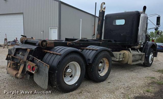 Image of Freightliner FL112 equipment image 4