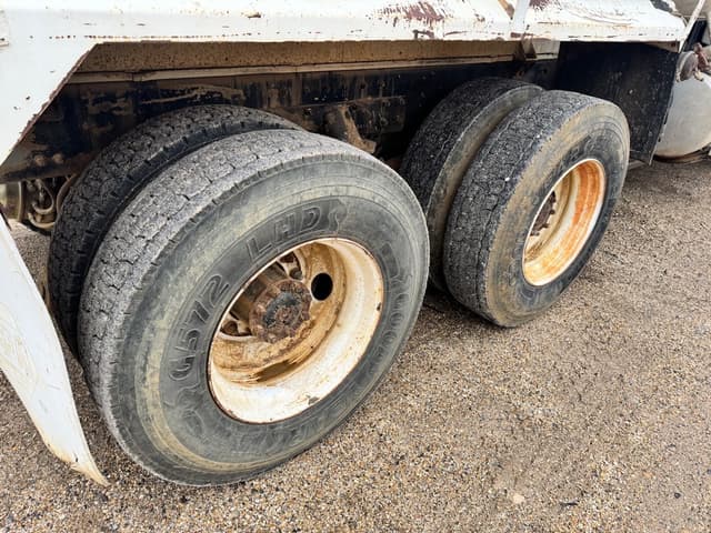 Image of Freightliner FL112 equipment image 3