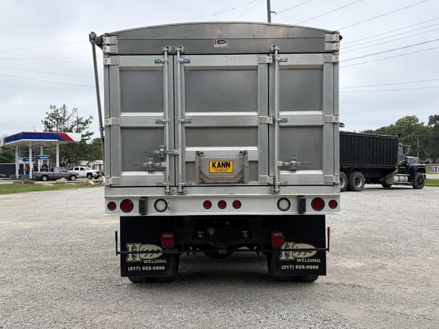 Image of Freightliner FL70 equipment image 3