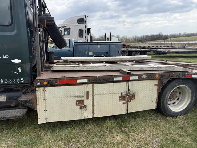 Image of Freightliner FL70 equipment image 4