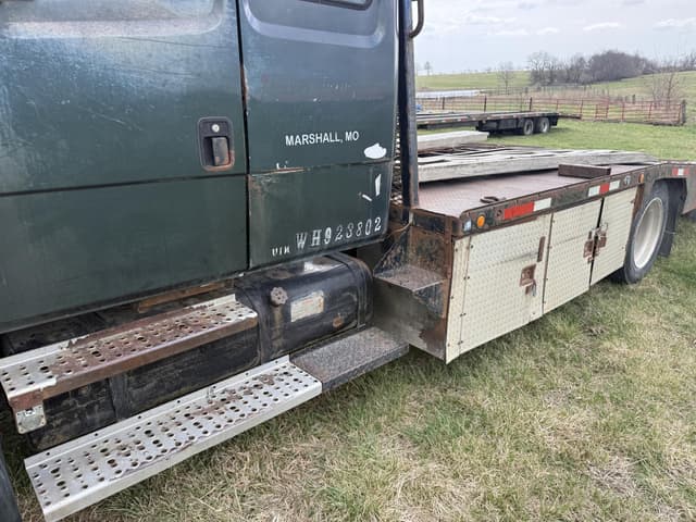 Image of Freightliner FL70 equipment image 3