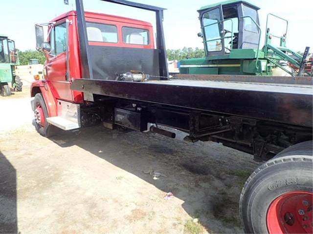 Image of Freightliner FL70 equipment image 4