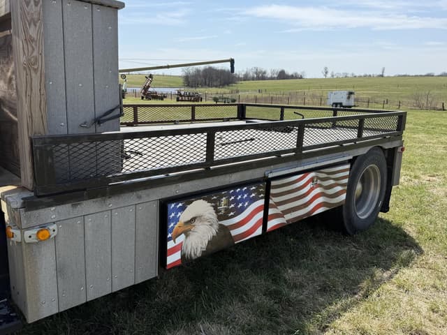 Image of Freightliner FL70 equipment image 3