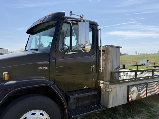 Image of Freightliner FL70 equipment image 2