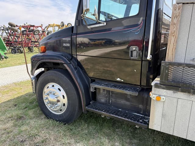 Image of Freightliner FL70 equipment image 4