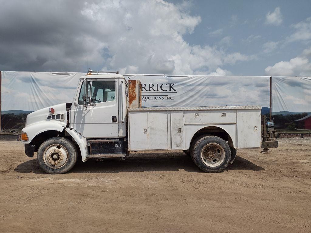 1998 Freightliner FL70 Equipment Image0