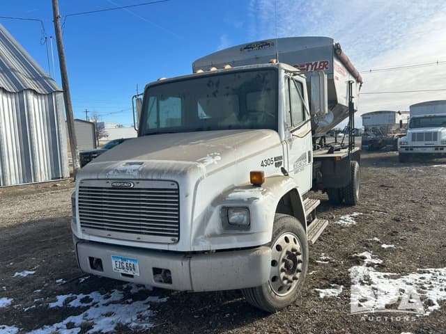 Image of Freightliner FL70 equipment image 3