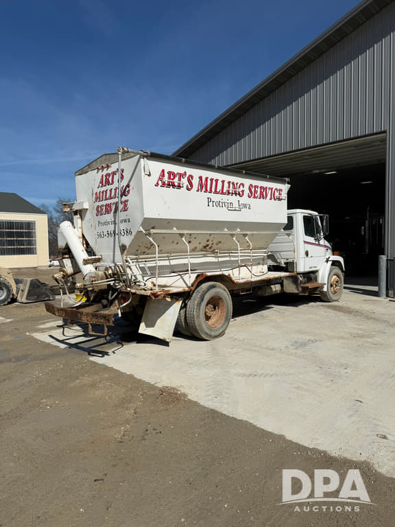 Image of Freightliner FL70 equipment image 4