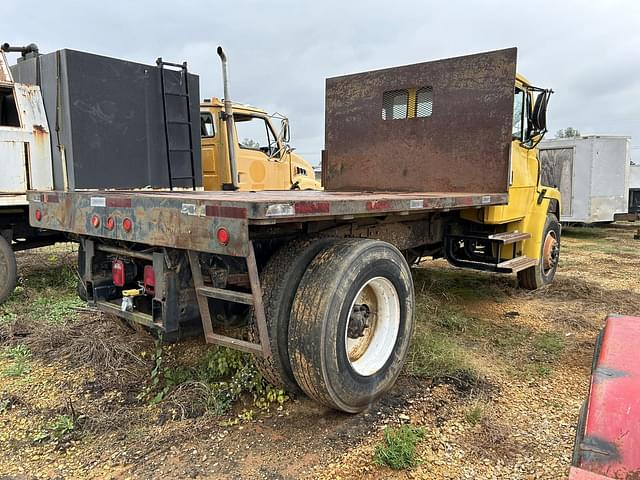 Image of Freightliner FL70 equipment image 4