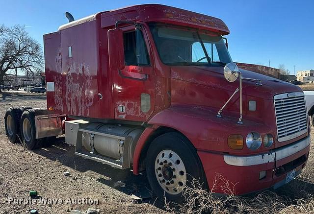 Image of Freightliner FLC112 equipment image 2