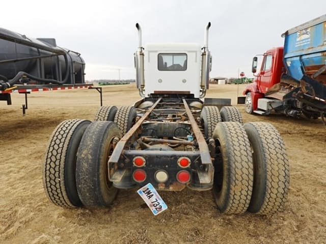 Image of Freightliner FLD120 equipment image 3