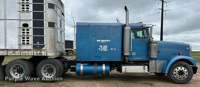 Image of Freightliner FLD equipment image 3