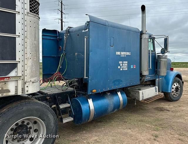 Image of Freightliner FLD equipment image 4