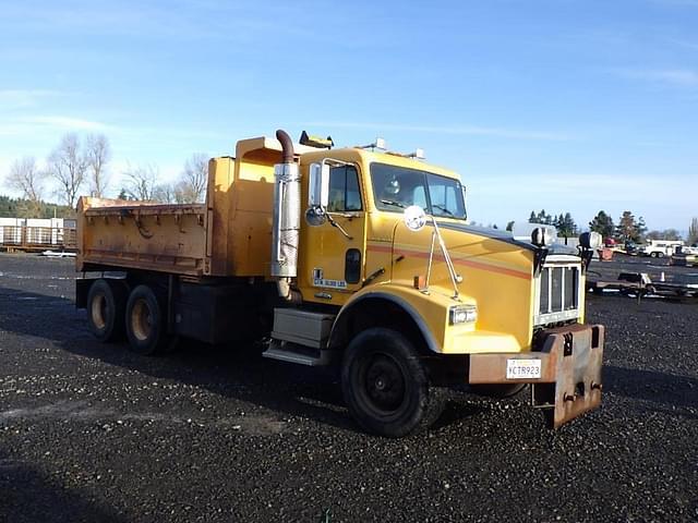 Image of Freightliner FLD120 equipment image 1