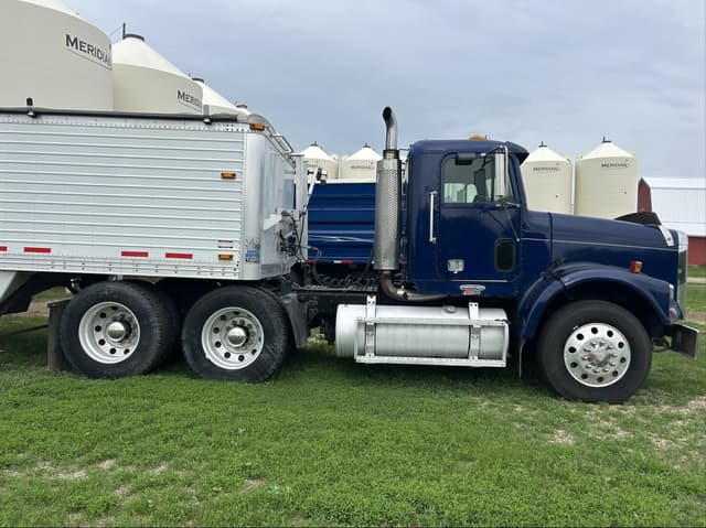 Image of Freightliner FLD120 equipment image 3