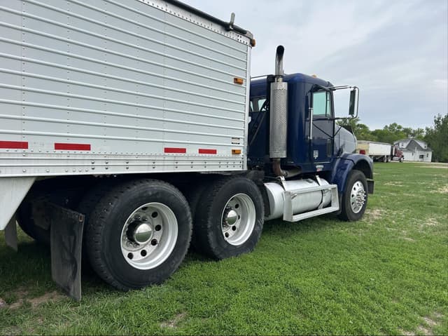 Image of Freightliner FLD120 equipment image 4