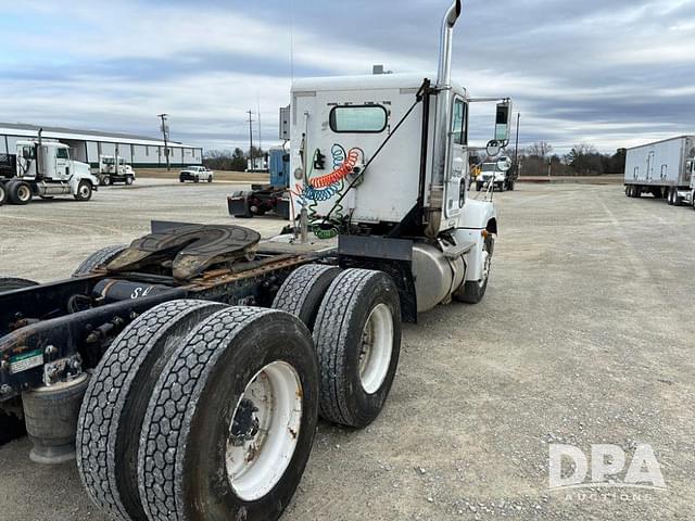 Image of Freightliner FLD120 equipment image 4